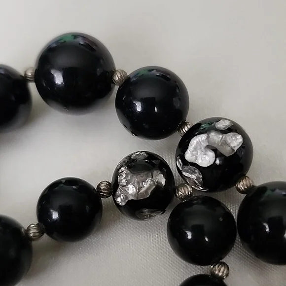 Rare VINTAGE GLASS SILVER INFUSED MURANO GLASS BEADED NECKLACE WITH BARREL CLASP - Picture 10 of 13